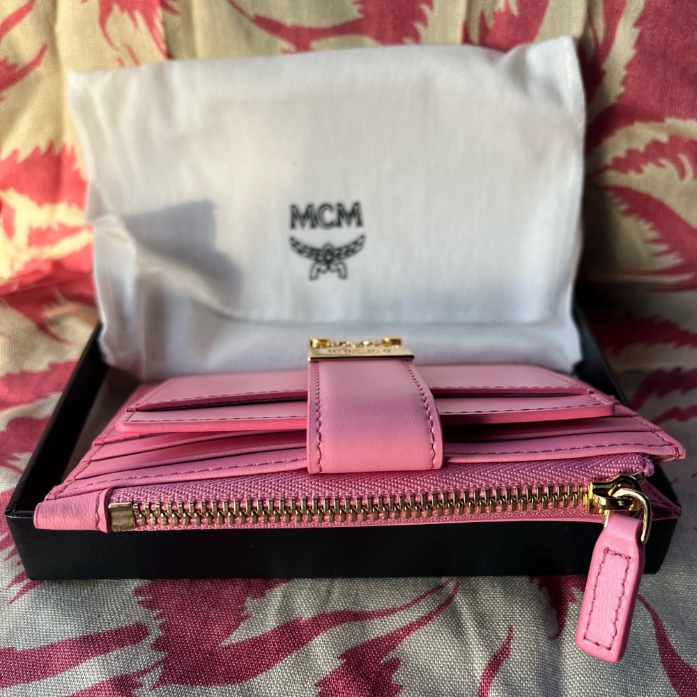 MCM 🎀 Pink NWT “Patricia” Zip Card Case/Wallet with Gold tone hardware 🎀 - Picture 6 of 12